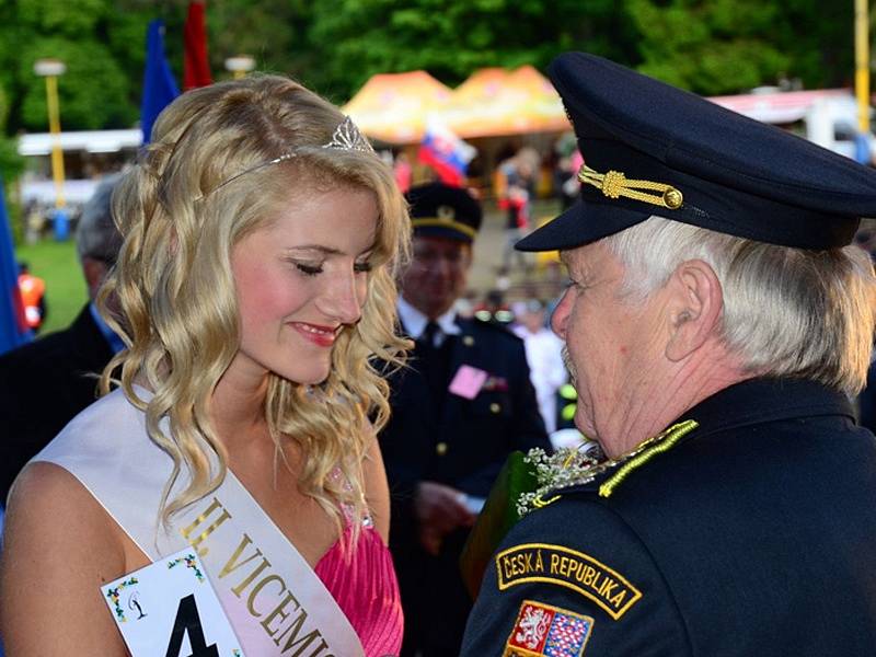 Z šatny a zákulisí volby Miss hasička Středočeského kraje 2013 na Konopišti.