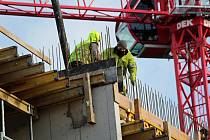 Přístavba chirurgie benešovské nemocnice pokračuje v lednu 2023 betonováním stropu nad pátým podlažím.