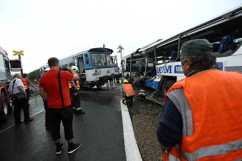 Ke srážce vlaku s autobusem došlo u Struhařova na Benešovsku v neděli 14. června.