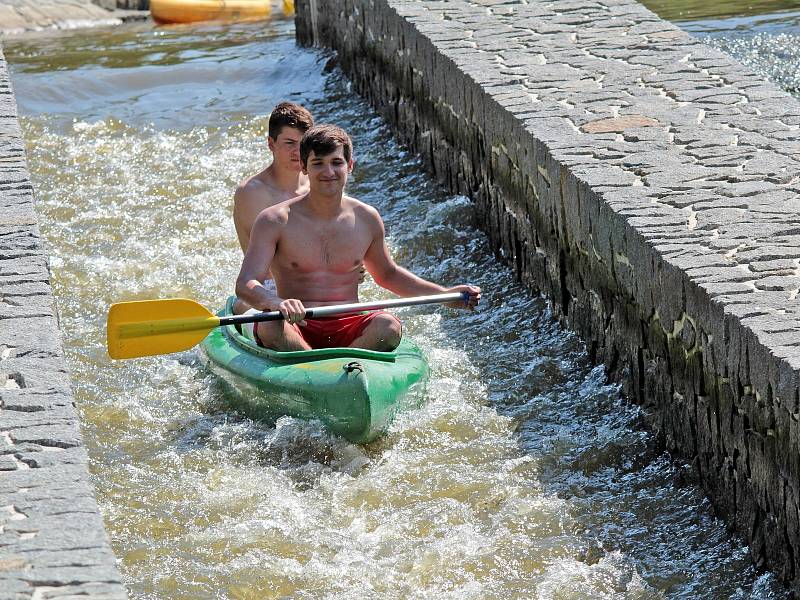 Vodáci na jezu v Podělusech.