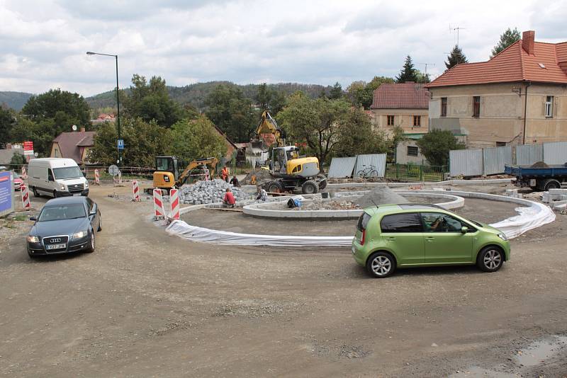 Stavba kruhové křižovatky v Týnci nad Sázavou.