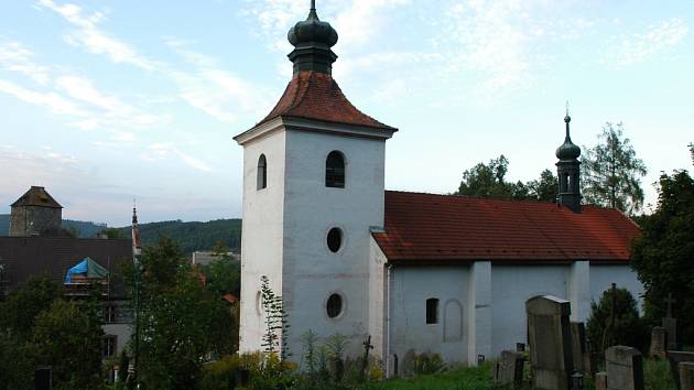 Týnecký kostel sv. Šimona a Judy v pozadí s věží týneckého hradu.