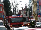 V úterý 31. března po 16. hodině sundávali  hasiči uvolněné plechy ze střechy domu v Tyršově ulici. 