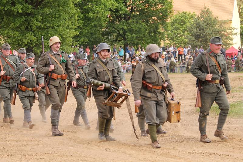 Vojenské technické muzeum se opět po roce velkolepě otevřelo veřejnosti. Dvacátou druhou sezonu zahájil průlet letounů i ukázka bitvy u Zborova.