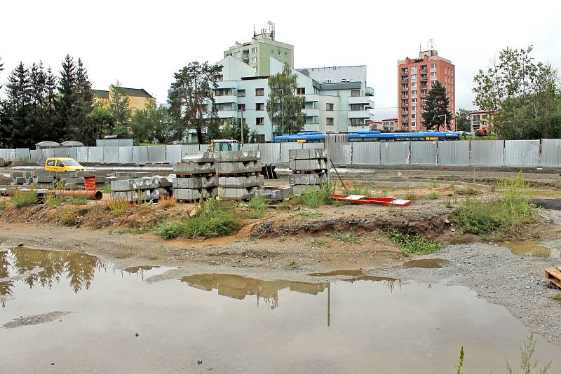 Stavba dopravního terminálu v Týnci nad Sázavou v pondělí 9. září 2019.