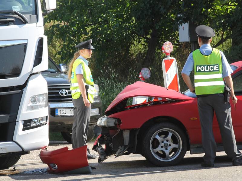 Úterní ranní nehoda na křižovatce týnecké výpadovky u Želatinky.