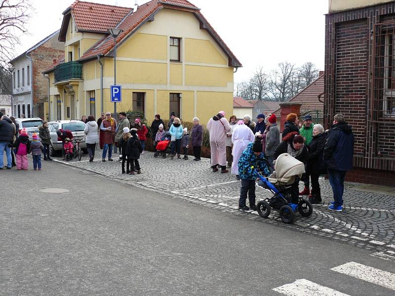 Masopust zahájili také v Pyšelích, a to tradičním průvodem masek.