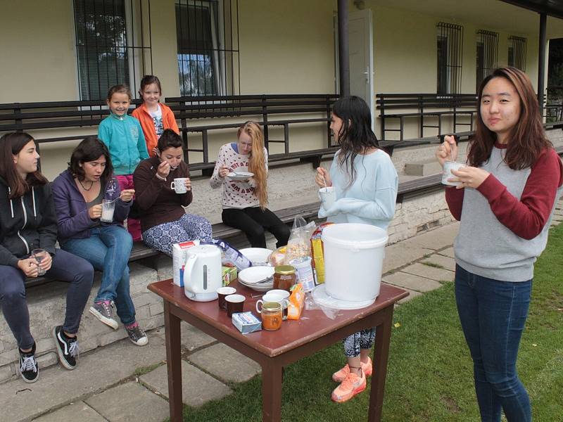 První snídaně zahraničních dobrovolnic na hřišti v Mezně.