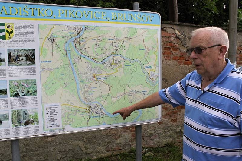 Helmut Gaensel u mapy ukazuje, kam se nyní soustředí pátrání po Štěchovickém pokladu.