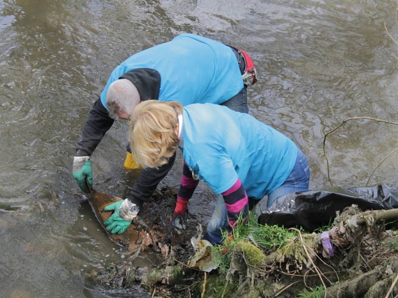 Letos se vydalo čistit řeku Sázavu zhruba 1300 dobrovolníků.