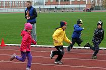 Děti z MŠ na tartanu atletické dráhy. V Benešově si na do ještě počkají. 