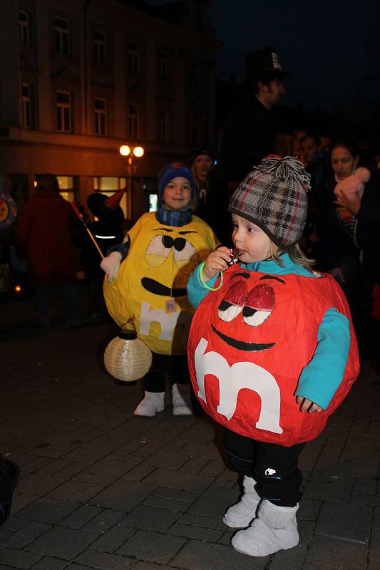 Lampiónovým průvodem přivítaly děti v maskách měsíc listopad.