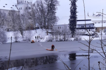 Záchrana psa v Rožmitále pod Třemšínem přímo pod zámkem. Ten se zaběhl při venčení na led.