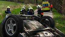 Auto mladé dvojice skončilo na střeše.