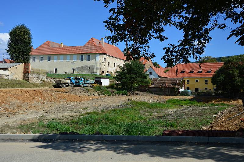 Rekonstrukce Pivovarského rybníka jde do finále, i když stavební povolení má akce až do května příštího roku. Snímek zachycuje situaci 3. září 2021.