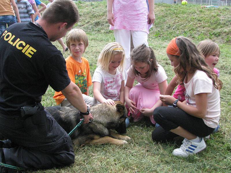 Policejní psovodi předvedli školákům čtyřnohé parťáky.