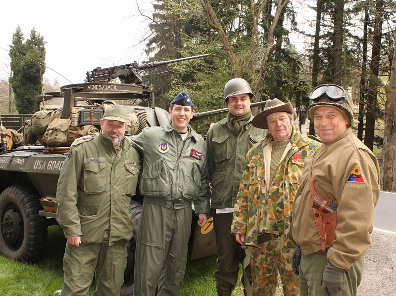 Členové českého Jeep klubu pietní akci doprovázejí již mnoho let. Především díky nim se zúčastnění mohou pokochat nepřebernými armádními vozidly, tématickými obleky či příslušenstvím, které američtí vojáci používali.