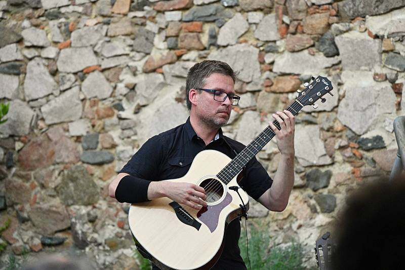 Z kytarového recitálu Adama Pavlíčka na dvorku Muzea umění a designu v Benešově.