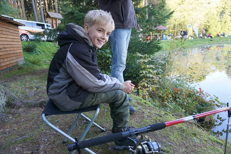 Malí rybáři předvedli, jak nejlépe a nejrychleji dokážou ulovit rybu.