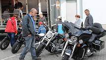 Motocykl Harley Davidson si mohl zdarma vyzkoušet každý, kdo přišel v sobotu na parkoviště u benešovského OD Hvězda. 