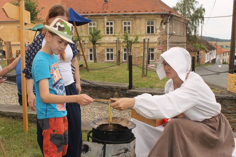 Ševcovský staročeský jarmark nabídl návštěvníkům zábavu, hry, muziku i různorodou nabídku stánkařů a řemeslníků.