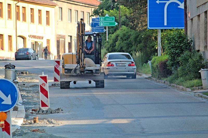 Rekonstrukce chodníku ve Vožické ulici v Načeradci.