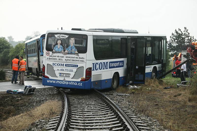 Ke srážce vlaku s autobusem došlo u Struhařova na Benešovsku v neděli 14. června.