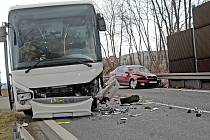 Smolný pátek 10. března 2023. Provoz na silnici I/3 u Benešova zastavily na dlouhé hodiny dvě nehody.