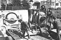 Beton pro grunty nákupního centra v Postupicích míchali v 80. letech 20. století brigádníci u tehdejšího místního národního výboru. Pak ho traktor převážel na stavbu na valníku.