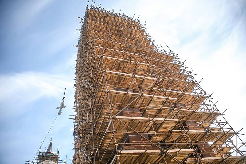 Z vyzvednutí makovice na věž kostela sv. Prokopa v Sázavě.