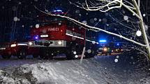 Počet výjezdů hasičů k nehodám se kvůli sněžení zečtyřnásobil.