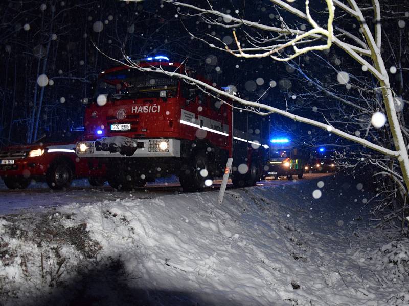 Počet výjezdů hasičů k nehodám se kvůli sněžení zečtyřnásobil.