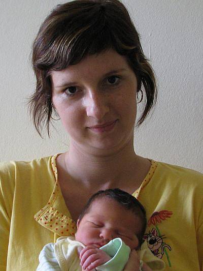 Malá Nikola se v benešovské porodnici narodila 4. července v 13.32. Vážila 3,16 kg a měřila 49 cm. Z malé holčičky se radují rodiče Šárka a Jiří Vrbovcovi. Doma  bude ve Vysokém Újezdě se sestřičkou Terezkou (2,5).