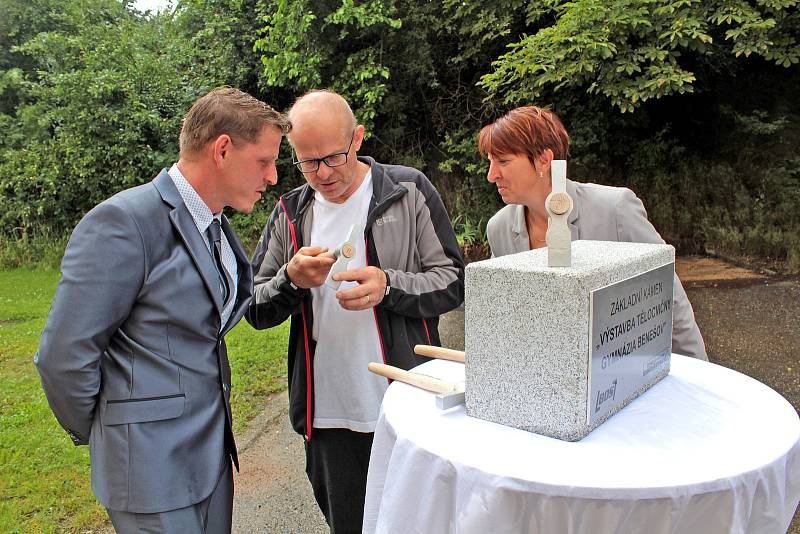 Ze slavnostního zahájení stavby tělocvičny Gymnázia Benešov.