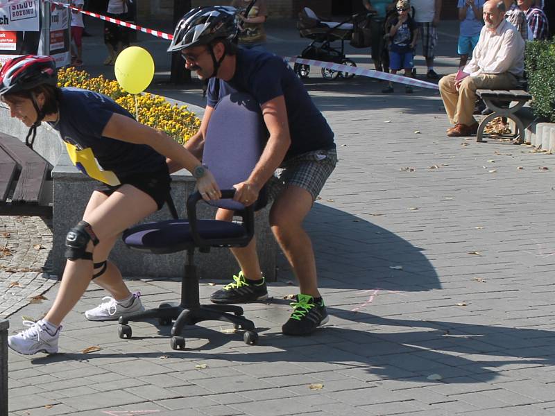 Splašené židle kroužily kolem kašny.