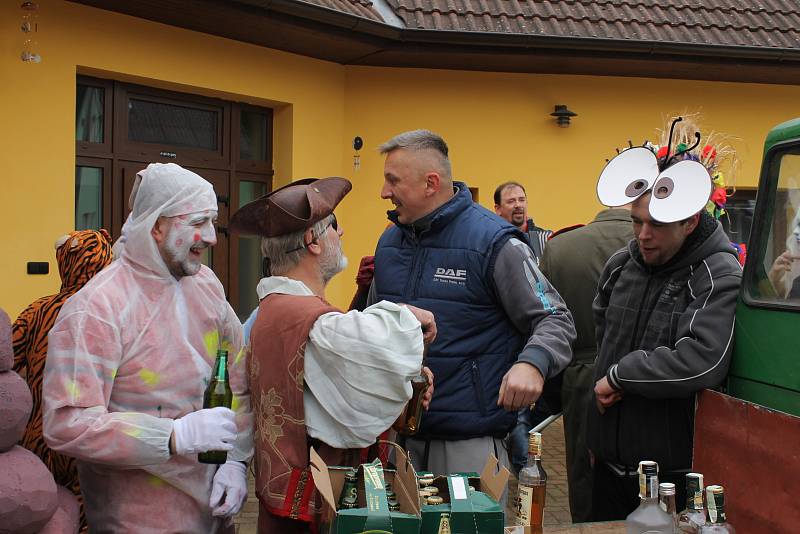 Maškarní průvod pořádaný Sborem dobrovolných hasičů v Popovicích u Benešova je už šestým rokem nedílnou součástí masopustního období této obce.
