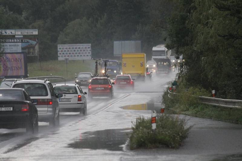 Laguna na mezinárodní silnici E55 u Benešova.