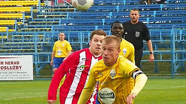 Benešovský kapitán Josef Laštovka (ve žlutém) je pronásledován hrdinou zápasu Stanislavem Hřebečkem. 