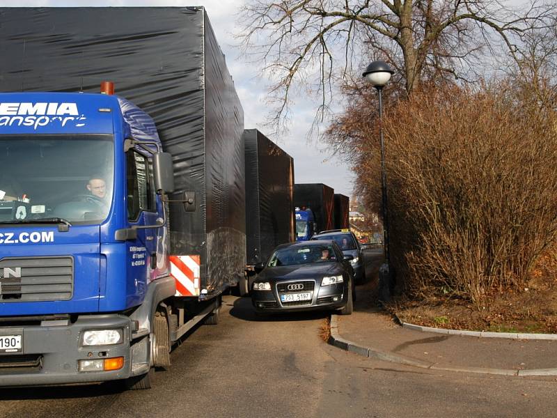 Kvůli stojícím nákladním autům se stala Mendelova ulice v pondělí neprůjezdnou.