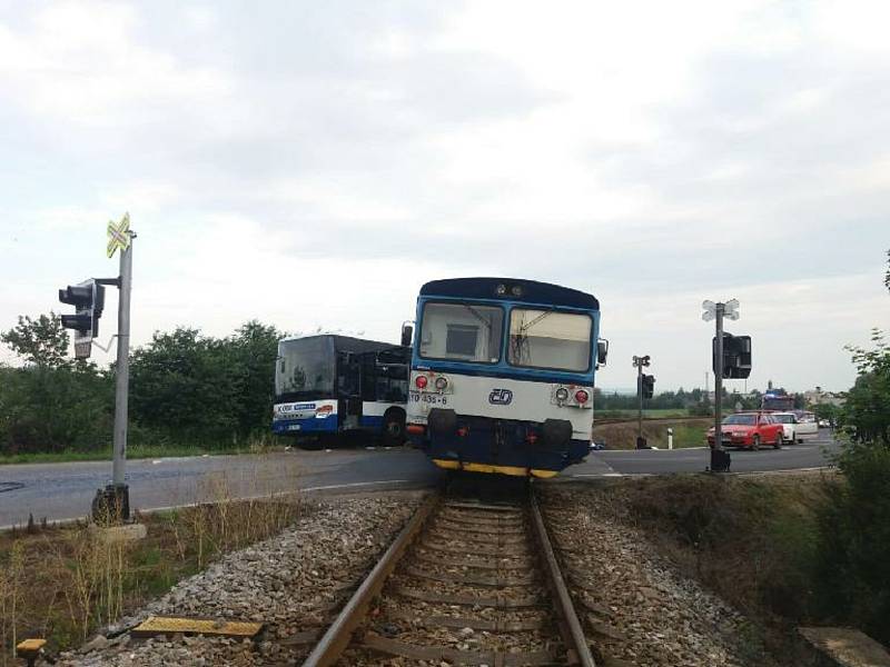 Střet autobusu a vlaku na železničním přejezdu u obce Struhařov 14. června 2020.