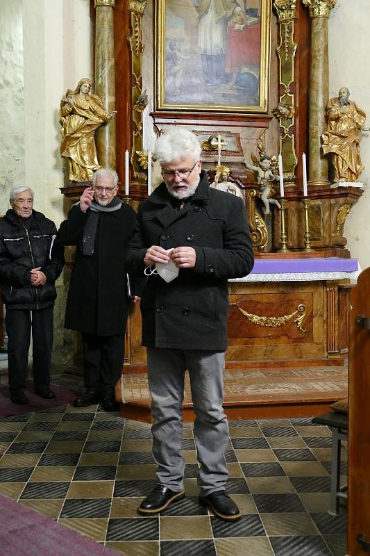 Z adventního koncertu pěveckého sboru Jordánek v kostele ve Střezimíři.