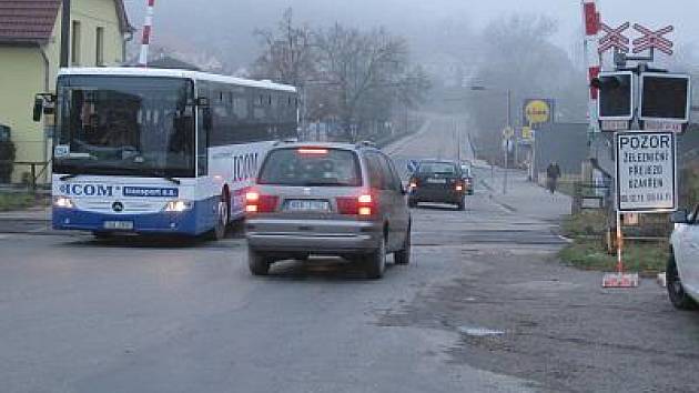 Železniční přejezd v Týnci nad Sázavou