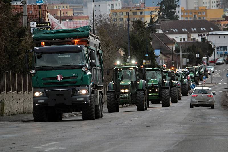 Průjezd traktorů Benešovem na protestní akci do Jesenice.