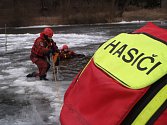 Cvičení benešovských profesionálních hasičů na zamrzlé hladině Sázavy.