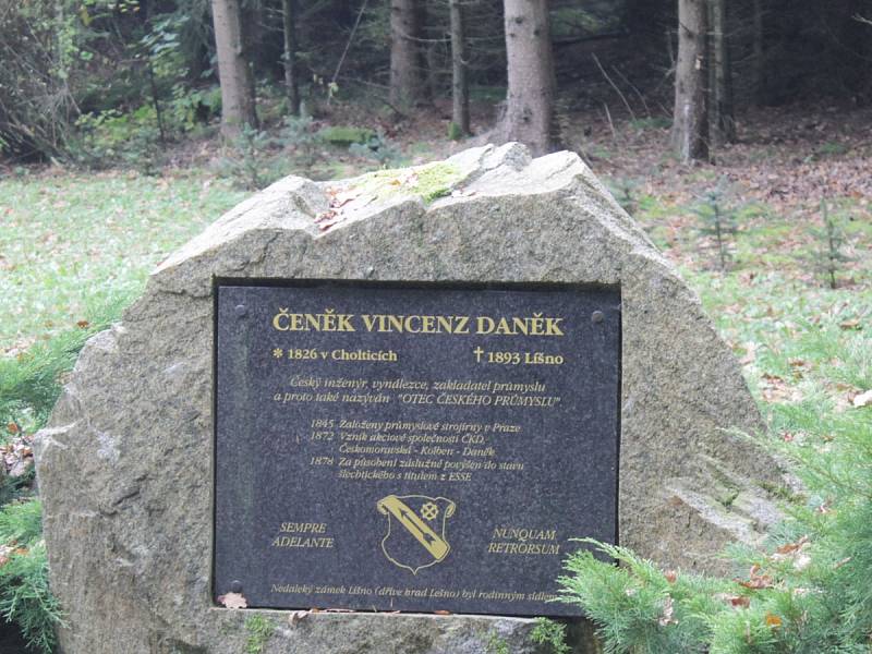 Hrobku Čeňka Daňka udržuje rybářská společnost Líšno.