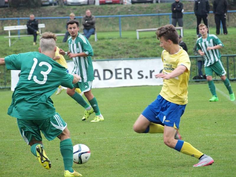 Lukáš Rozsypal (ve žlutém) vstřelil první gól Benešova a na druhý přihrál, ale na body to hostům na Meteoru nestačilo. 