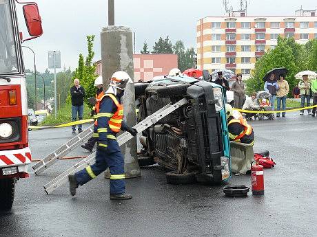 Votičtí hasiči předvedli, že mají v likvidací následků dopravních nehod praxi. 