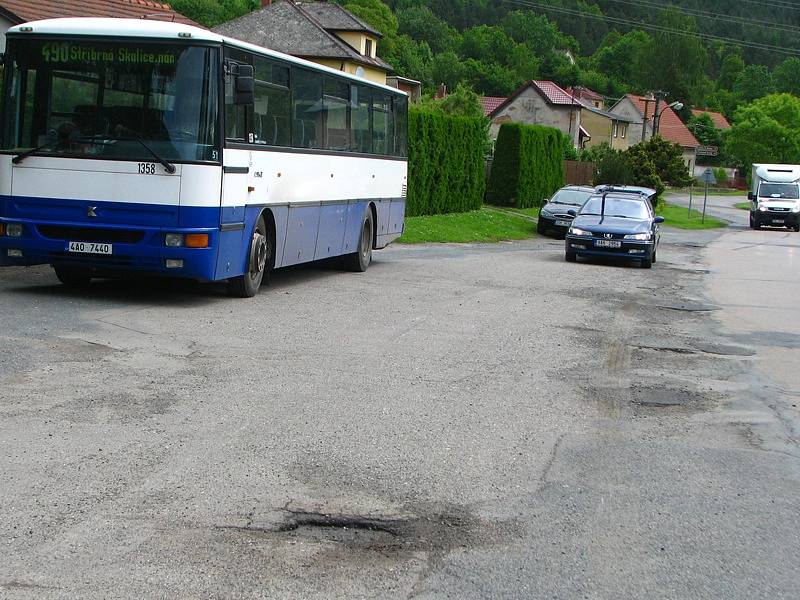 Rychlý lék na nebezpečné výtluky. Ty lze zlikvidovat kamennou drtí obalenou asfaltovou směsí s aditivy vyběhem několika minut.