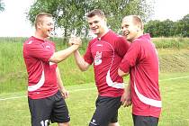 Mysličský kanonýr Oleg Sosnovec (uprostřed) se stal hvězdou projektu Gambrinus Kopeme za fotbal za měsíc červen na Benešovsku. 