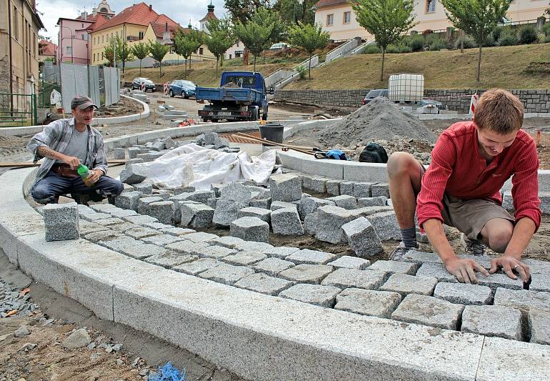 Stavba kruhové křižovatky pod týneckým hotelem se blíží ke svému závěru.